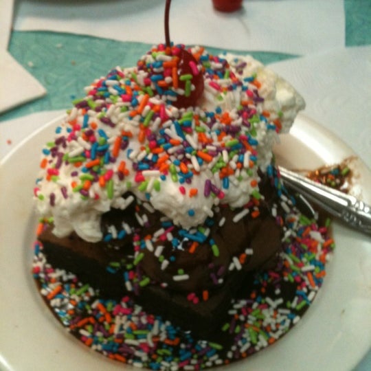 Снимок сделан в Krisch&#39;s Restaurant &amp; Ice Cream Parlour пользователем Jessica G. 11/25/2012