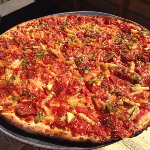 รูปภาพถ่ายที่ Salvation Pizza - 34th Street โดย Autumn Y. เมื่อ 2/17/2014