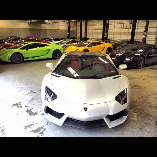 Photo prise au Lamborghini Houston par Randy M. le11/22/2013
