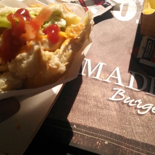 Das Foto wurde bei Madero Burger von Nutty M. am 7/1/2014 aufgenommen