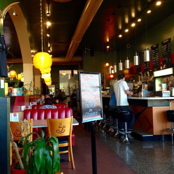 Foto diambil di Fresh &amp; Fabulous Cafe oleh Maribel P. pada 1/5/2015