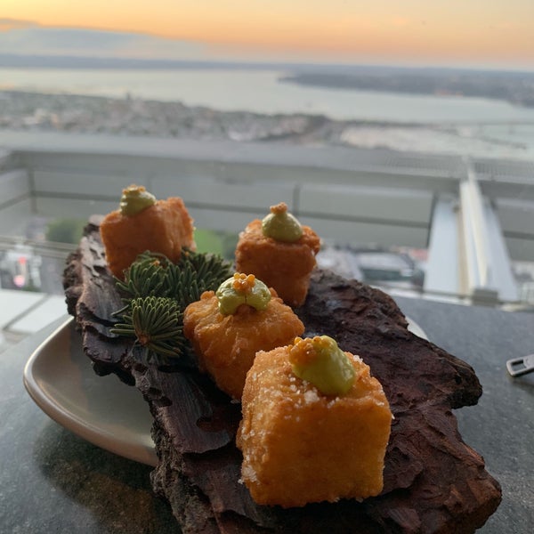 12/30/2018 tarihinde Wasu T.ziyaretçi tarafından Orbit Restaurant'de çekilen fotoğraf