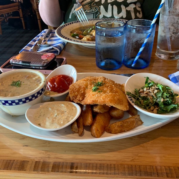 Photo taken at Duke&#39;s Seafood Southcenter by Steven G. on 6/25/2019
