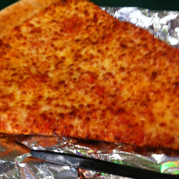 Das Foto wurde bei Jumbo Slice Pizza von Jasmine am 1/19/2013 aufgenommen