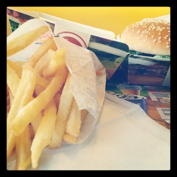 รูปภาพถ่ายที่ Burger King โดย Federico เมื่อ 9/13/2013