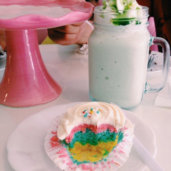7/13/2014にVenus V.がCupcake Bites Caféで撮った写真