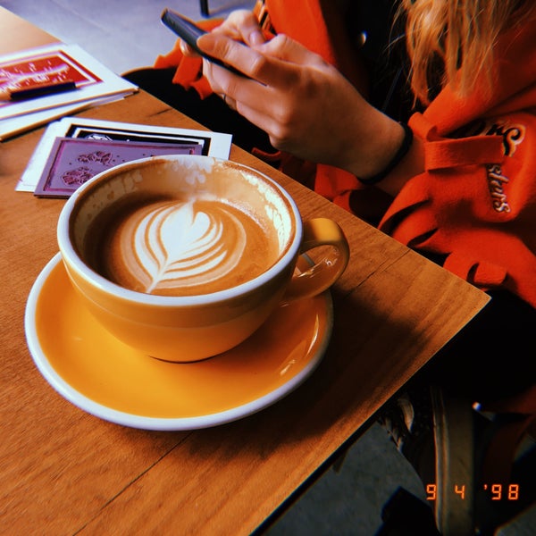 Foto scattata a Hacky’s Coffee &amp; Roasters da Ayça☽ D. il 4/9/2018