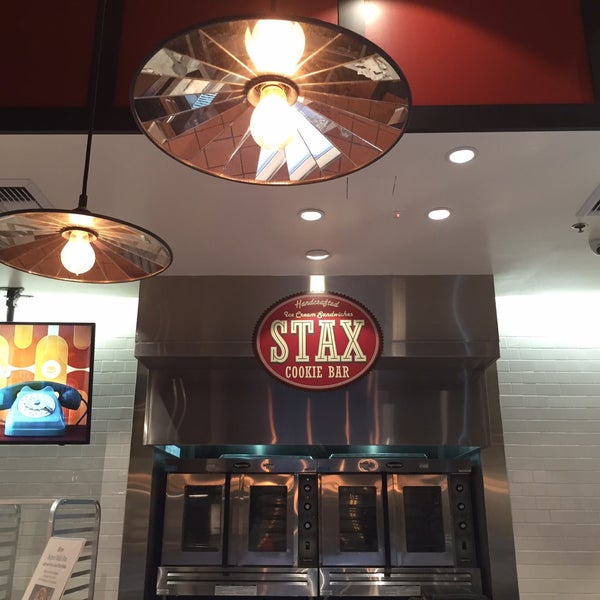 Foto tirada no(a) Stax Cookie Bar por Lannie L. em 4/30/2015