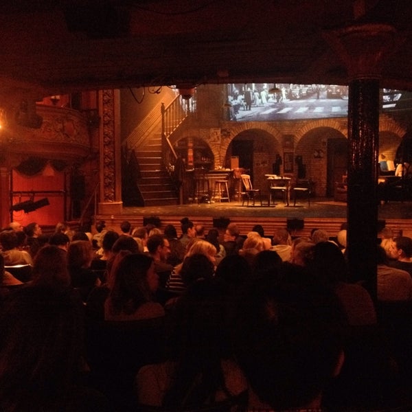 รูปภาพถ่ายที่ Theatre Royal Stratford East โดย Ben O. เมื่อ 5/8/2014