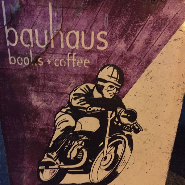 รูปภาพถ่ายที่ Bauhaus Books &amp; Coffee โดย Matt K. เมื่อ 7/25/2015