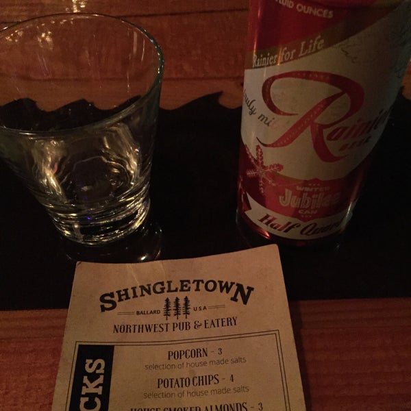 Foto tirada no(a) Shingletown Saloon | Neighborhood Bar &amp; Restaurant por Matt K. em 12/20/2015