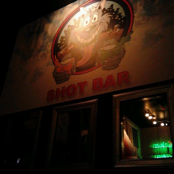 6/22/2013 tarihinde Briannaziyaretçi tarafından Shot Bar'de çekilen fotoğraf