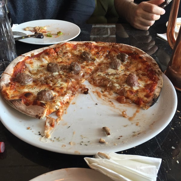 Yanık Pizza İstinye�de Pizzacı