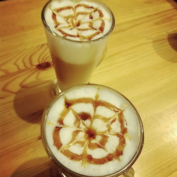 Das Foto wurde bei Sukha Coffee von zeynep ı. am 1/15/2017 aufgenommen