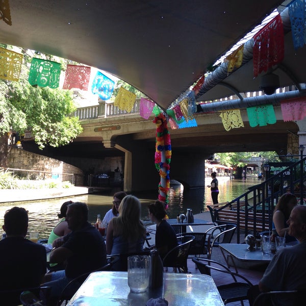 Foto diambil di The River&#39;s Edge Cafe + Patio Bar oleh Clayton M. pada 5/2/2015