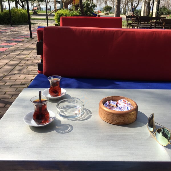 รูปภาพถ่ายที่ Yeni Palmiye Cafe &amp; Restaurant โดย Özgür I. เมื่อ 4/5/2016