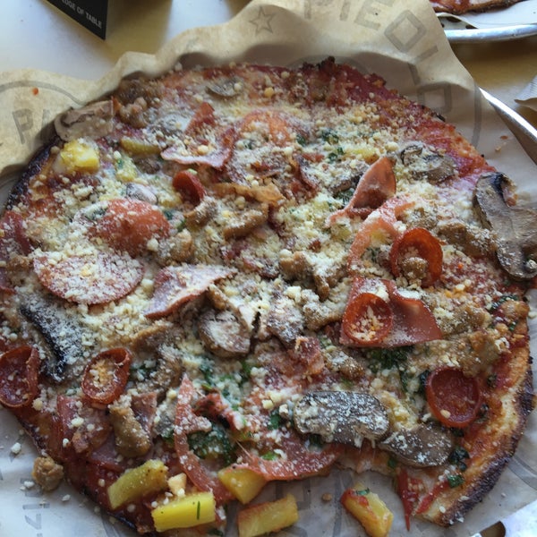 3/16/2015 tarihinde Kekoa S.ziyaretçi tarafından Pieology Pizzeria'de çekilen fotoğraf