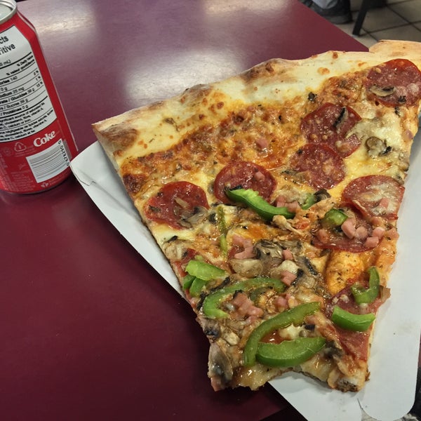Foto diambil di Big Slice Pizza oleh Tanner L. pada 9/26/2015