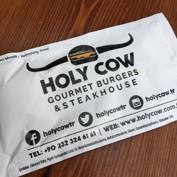 Foto tirada no(a) Holy Cow Gourmet Burgers &amp; Steakhouse por Ahmet T. em 9/17/2017