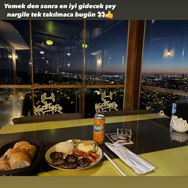Das Foto wurde bei Karlıtepe Kule Restorant von Ömer Z. am 10/21/2022 aufgenommen