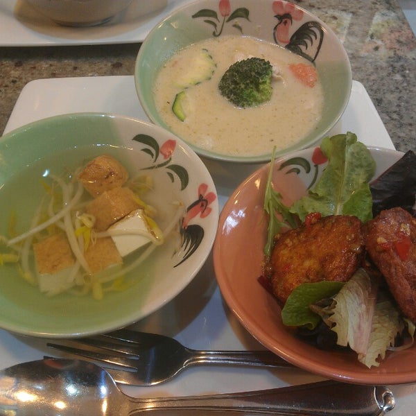 Foto diambil di Ghin Khao Thai Food oleh Alexander Y. pada 9/10/2014