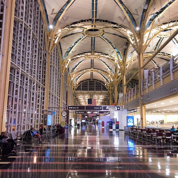 Foto tirada no(a) Ronald Reagan Washington National Airport (DCA) por Jenny W. em 5/29/2019