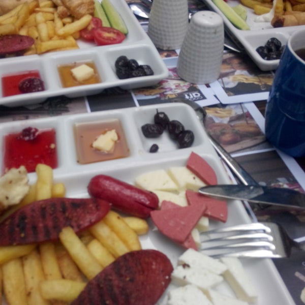 รูปภาพถ่ายที่ Saklı Cafe Restaurant โดย SemaNur S. เมื่อ 5/14/2017