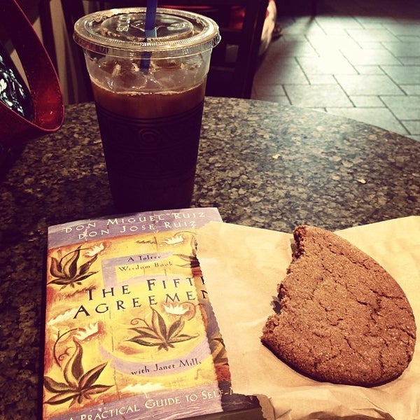 รูปภาพถ่ายที่ Peet&#39;s Coffee &amp; Tea โดย Veronica R. เมื่อ 8/17/2013