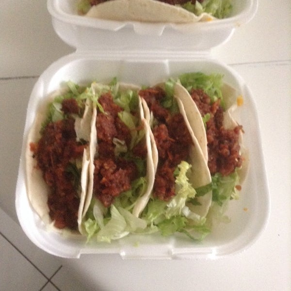 Foto tomada en Chilitos Mexican Restaurant  por Shelly-Ann M. el 12/31/2013