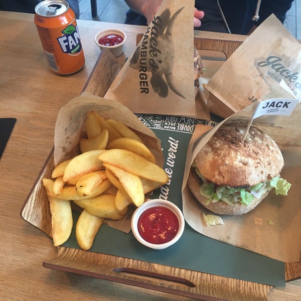Foto tirada no(a) Jack Premium Burgers por Amina B. em 9/6/2018