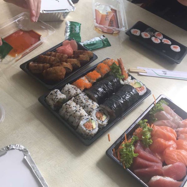 Foto diambil di Sushi Palace oleh Amina B. pada 9/19/2018