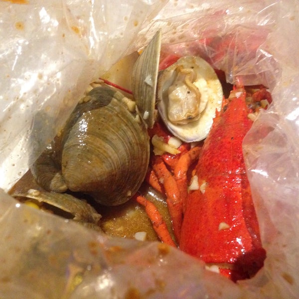 Снимок сделан в Holy Crab Cajun Seafood Restaurant пользователем Francis C. 5/14/2017