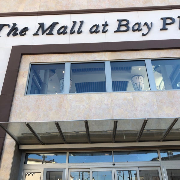 Foto tomada en The Mall at Bay Plaza  por Jen el 2/8/2019