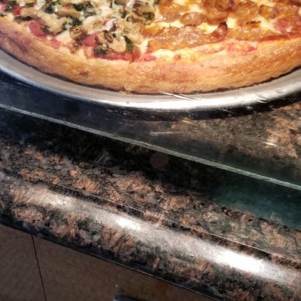 Снимок сделан в Cassiano&#39;s Pizza пользователем Baldwin S. 4/29/2018