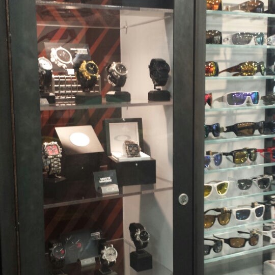 oakley arrowhead mall