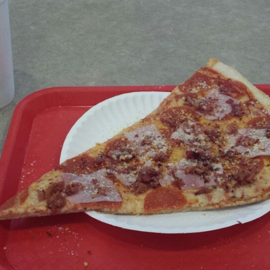 Foto tomada en Marios Pizza - W. Wendover Ave  por Jeremy O. el 5/15/2014