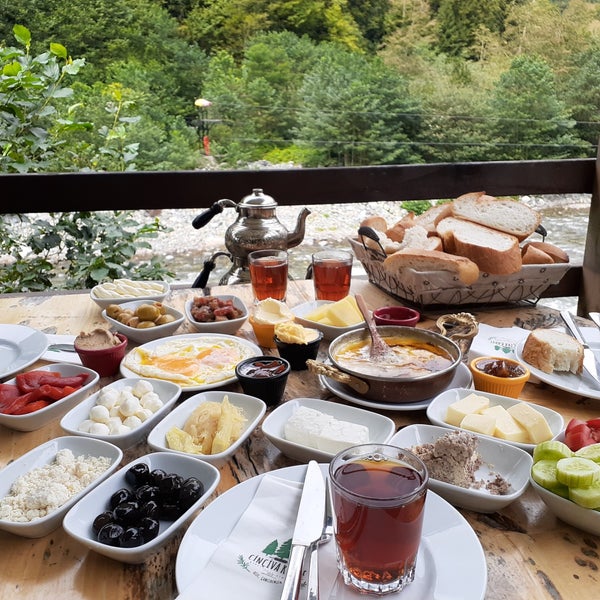 Снимок сделан в Çinçiva Kafe пользователем Fereşte . 9/9/2019
