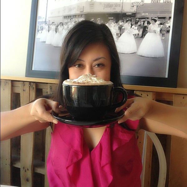 Photo taken at To The Point Cafe &amp; Eatery by Linh H. on 10/3/2012