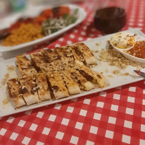 Das Foto wurde bei Asma Altı Ocakbaşı Restaurant von Ebru A. am 1/31/2020 aufgenommen
