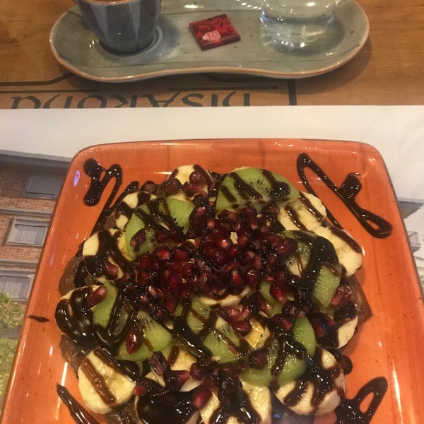 Das Foto wurde bei Hisarönü Cafe von Arzusu C. am 2/12/2019 aufgenommen