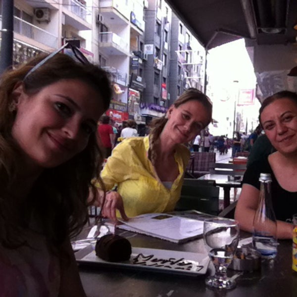Das Foto wurde bei Alins Cafe Restaurant von Gökçe Y. am 6/2/2015 aufgenommen