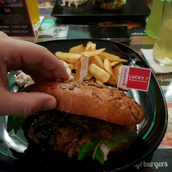 Снимок сделан в Lucky 7 Burgers &amp; More пользователем Bogyli B. 12/22/2019