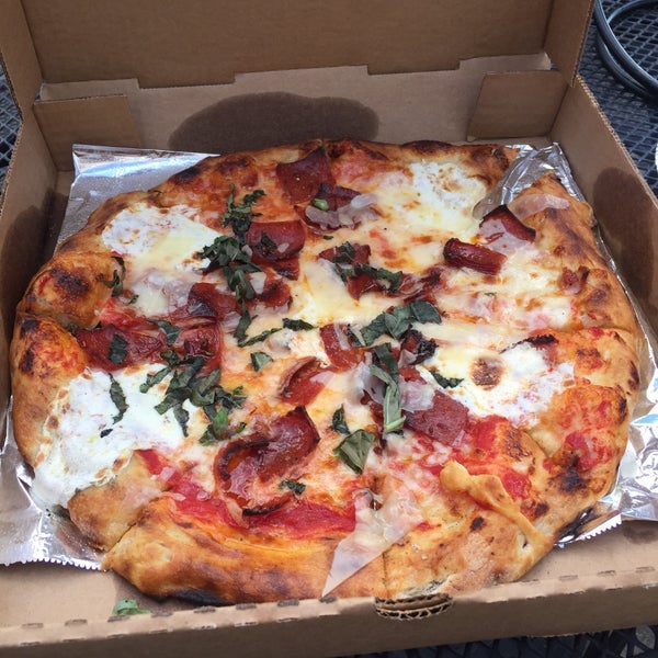Foto tirada no(a) Coals Artisan Pizza por Wm B. em 7/10/2017
