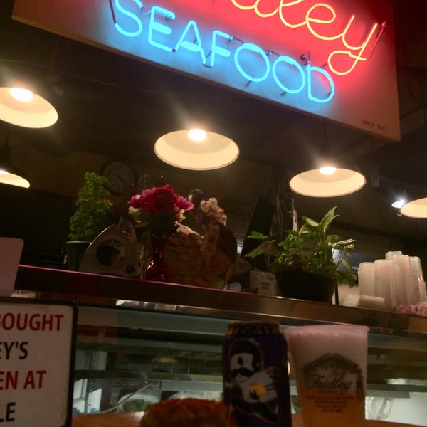 Foto scattata a Faidley&#39;s Seafood da Wm B. il 11/2/2018