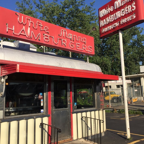7/19/2018 tarihinde Wm B.ziyaretçi tarafından White Manna Hamburgers'de çekilen fotoğraf