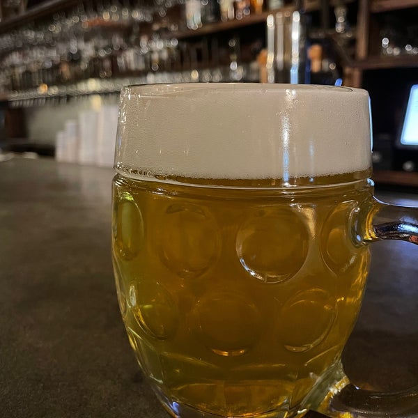 Foto diambil di The Porter Beer Bar oleh Wm B. pada 10/3/2021