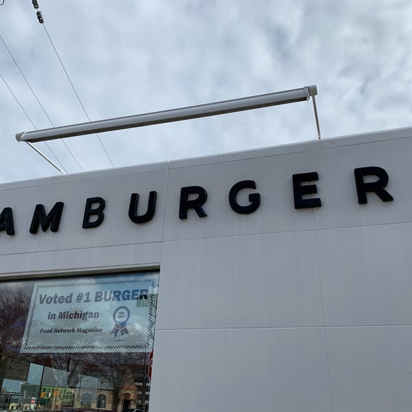 Foto tirada no(a) Hunter House Hamburgers por Wm B. em 4/26/2019