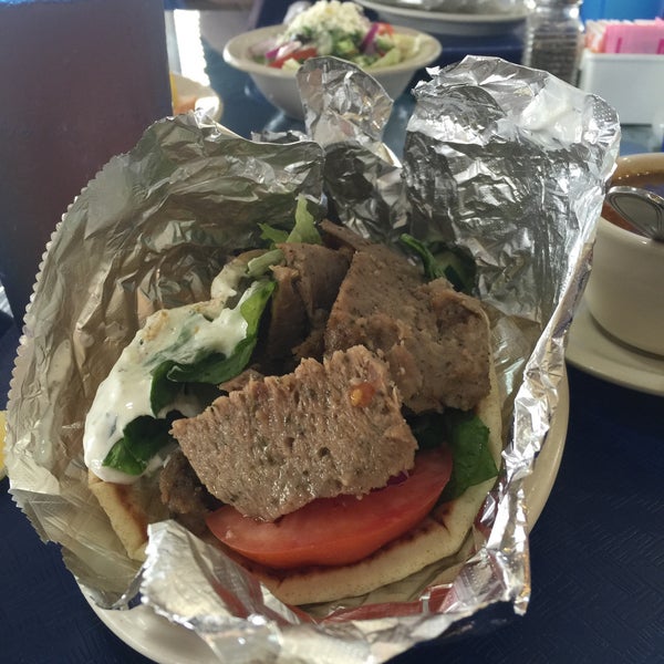 Foto scattata a Plaka Greek Cafe da Tanner W. il 11/4/2015