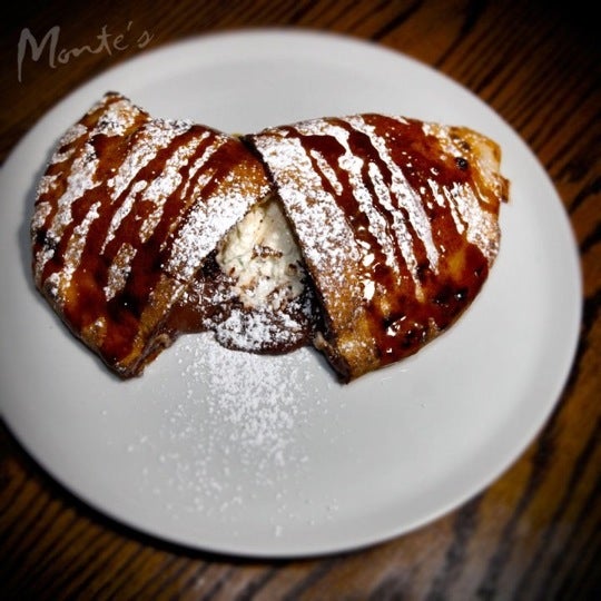 รูปภาพถ่ายที่ Monte&#39;s Restaurant โดย Tina E. เมื่อ 10/3/2012
