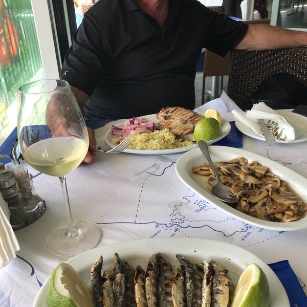 Foto scattata a Taverna Stefanos Fish &amp; Greek food da Kim L. il 9/19/2018